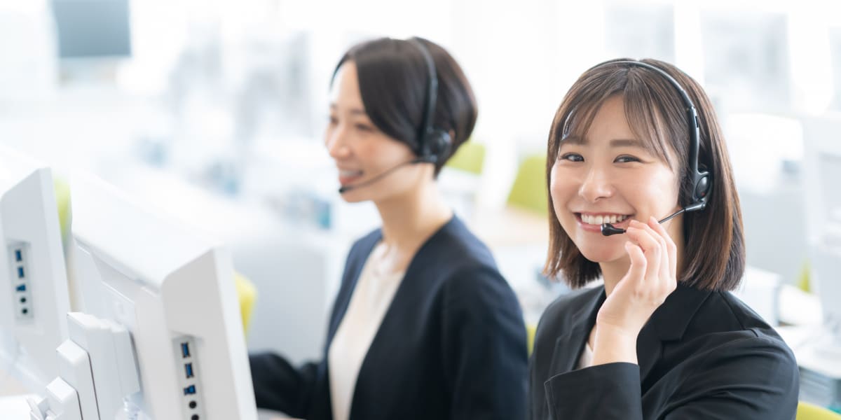 コールセンターで対応している人物の画像