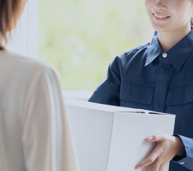 荷物を手渡ししている画像